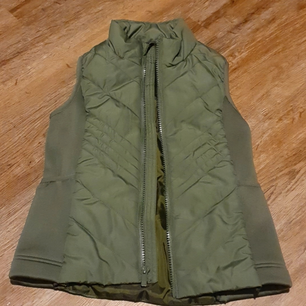 EUC Girls  6/6x  Green vest. Stretchy sides and pockets on each side.